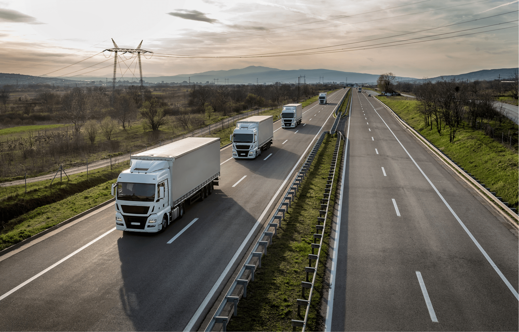 Lastwagenkonvoi auf der Autobahn
