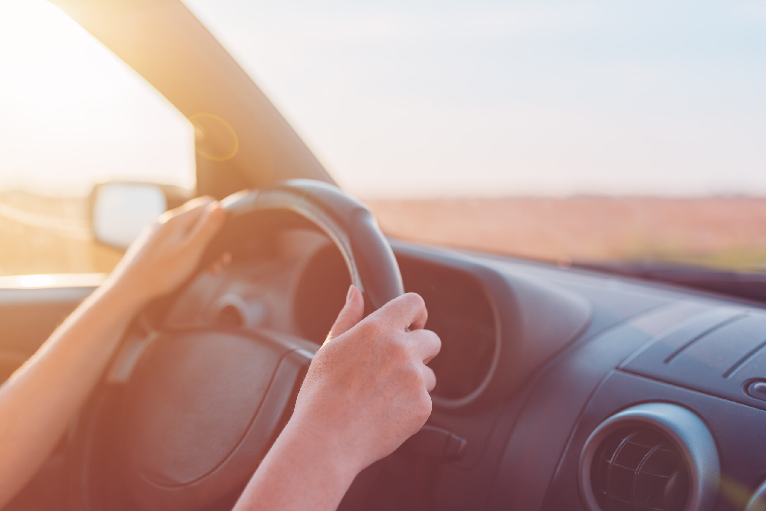 Frau beim Autofahren