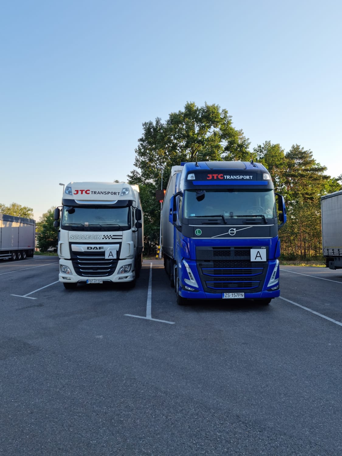 weiß und blau geparkte Lastwagen